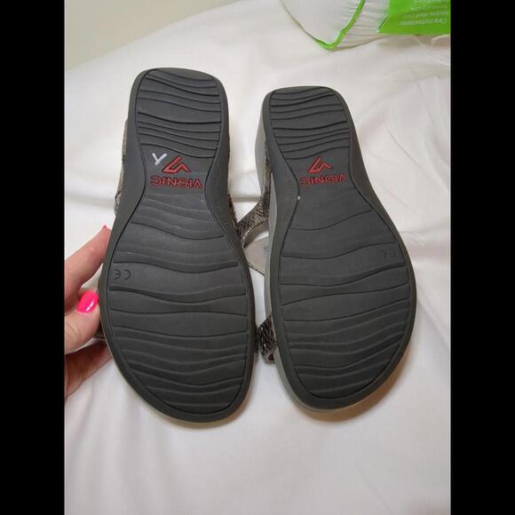 Vionic Silver Ladies Size 5 With Adjustable Strap Preowned - Picture 3 of 5